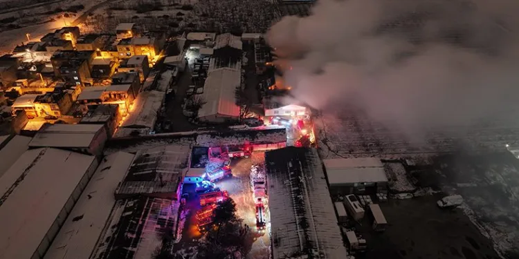 Bursa’da mobilya fabrikasında yangın