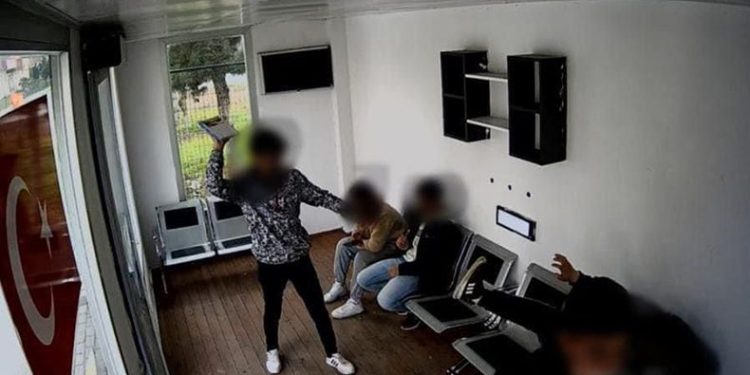 Bursa’da kapalı otobüs duraklarına çirkin saldırı