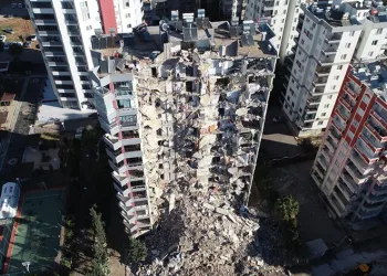 Yarısı yıkılan bina drone ile görüntülendi