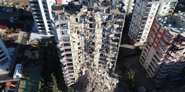 Yarısı yıkılan bina drone ile görüntülendi