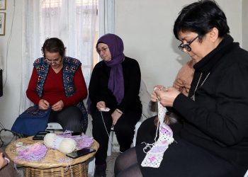 Eski kumaşları yeni ürünlere dönüştürüyorlar