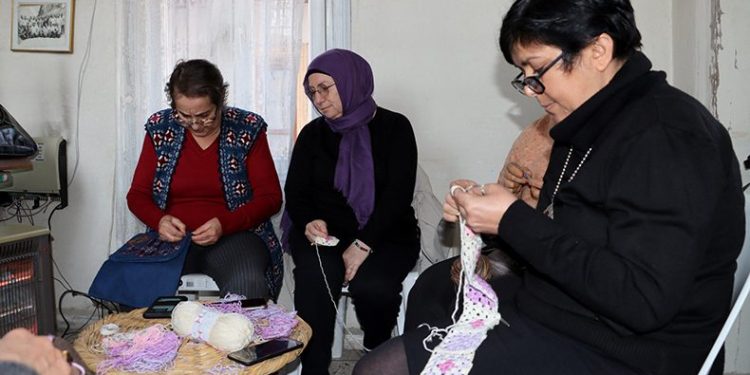 Eski kumaşları yeni ürünlere dönüştürüyorlar