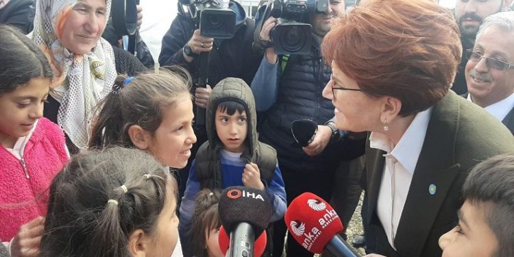 İYİ Parti Genel Başkanı Akşener, çadır kentlerde vatandaşların sorunlarını dinledi