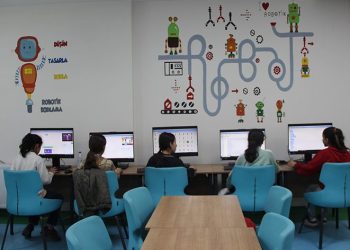 Bilgisayarda kendi tasarladıkları oyunları oynuyor