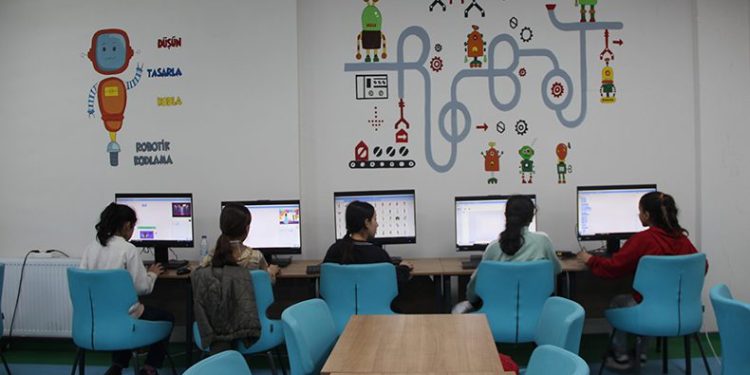 Bilgisayarda kendi tasarladıkları oyunları oynuyor