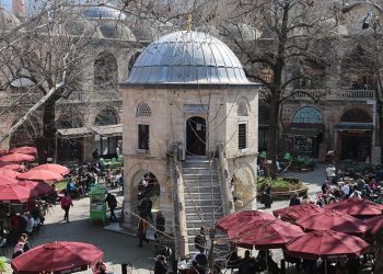 Koza Han içindeki mescit mimarisiyle dikkat çekiyor