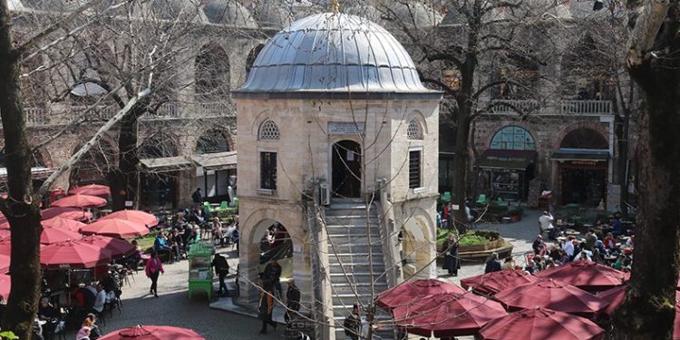 Koza Han içindeki mescit mimarisiyle dikkat çekiyor