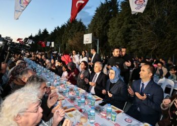 Denizlililer, Büyükşehirin mahalle iftarlarında buluşuyor