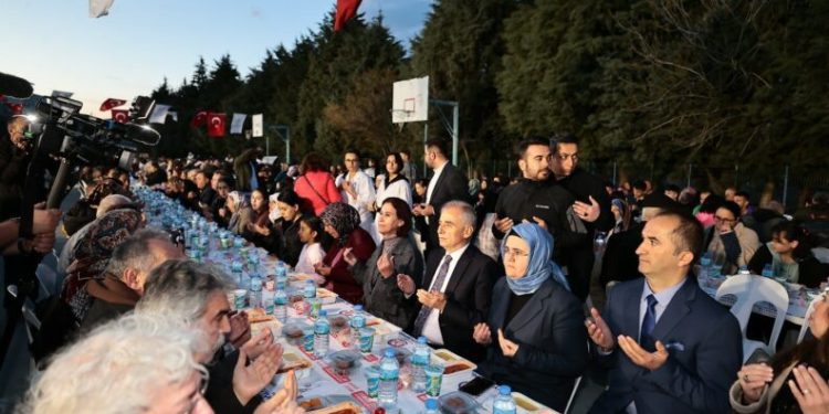Denizlililer, Büyükşehirin mahalle iftarlarında buluşuyor