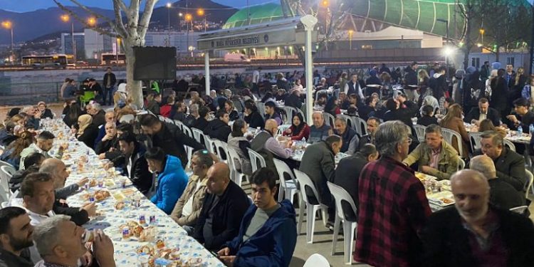 Yeniden Refah Partisi Bursa Osmangazi kadın kolları iftarda buluştu