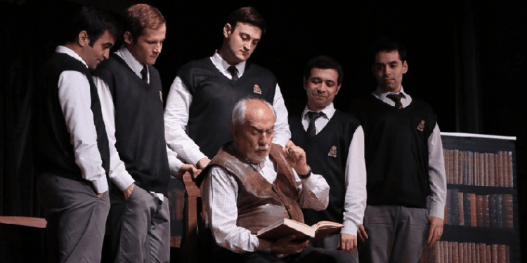 Ölü Ozanlar Derneği tiyatro oyunu beğenildi