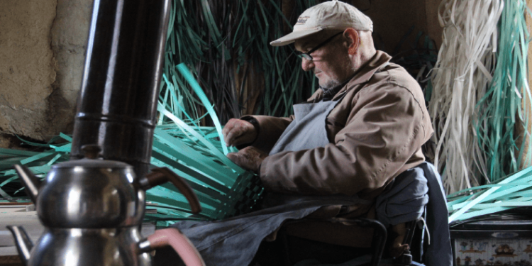 Felçli haliyle çanta yapıyor