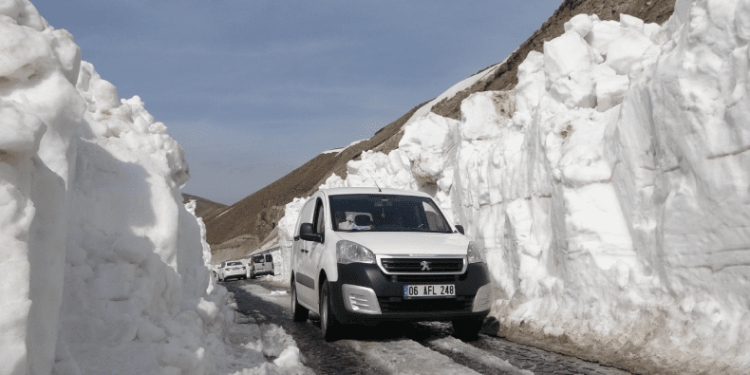 5 metrelik kar tünelleri