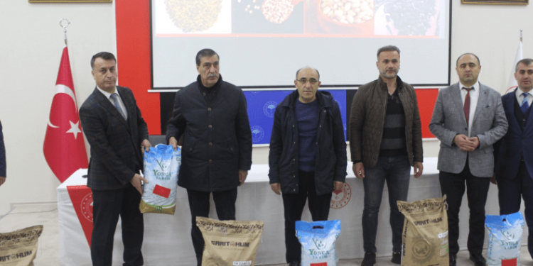 Muş’ta çiftçiye tohum desteği verildi
