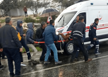 Beton mikseri devrildi, sürücü yaralandı