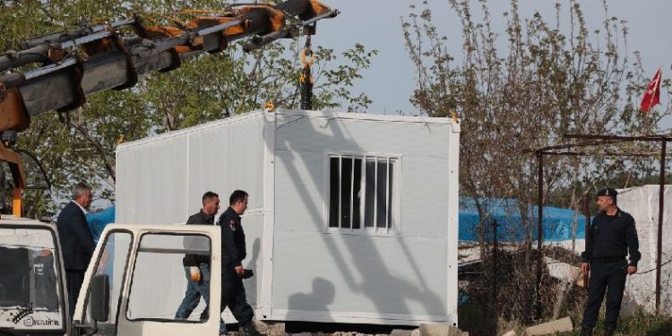 Binlerce katlanabilir konteynerler, kırsal alanda kurulmaya başlandı