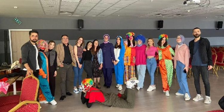 23 Nisan’ı hastanede geçiren çocuklara palyaço sürprizi