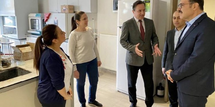 TÜBİTAK Başkanı ESOGÜ laboratuvarında incelemelerde bulundu