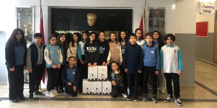 Ürettikleri bileklikleri satarak depremzedelere yardımda bulundular