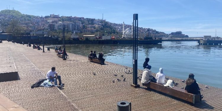 Hava sıcaklığı arttı, vatandaş sahile koştu