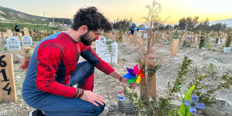 Mezarlarına rüzgar gülü bıraktılar