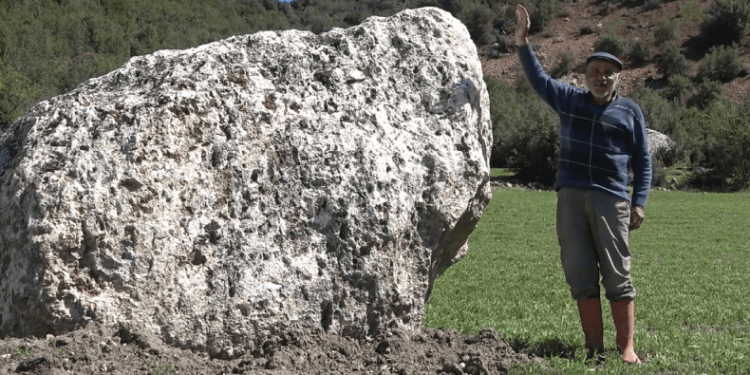 Tarım arazilerine tonlarca ağırlığında kaya yağdı
