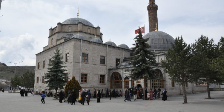 Harakani Türbesi’nde Kadir Gecesi bereketi!