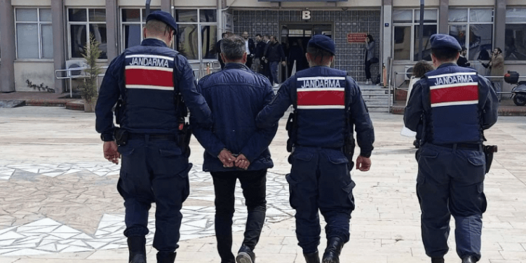 Aranan 6 şahıs, jandarma tarafından yakalandı