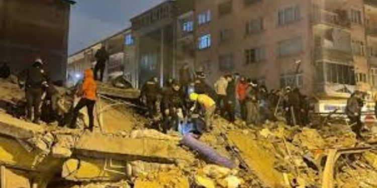 Malatya’da bina çöktü enkaz altında kalanlar var