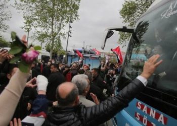 Sakarya’da Kemal Kılıçdaroğlu’nun aracına taşlı saldırı