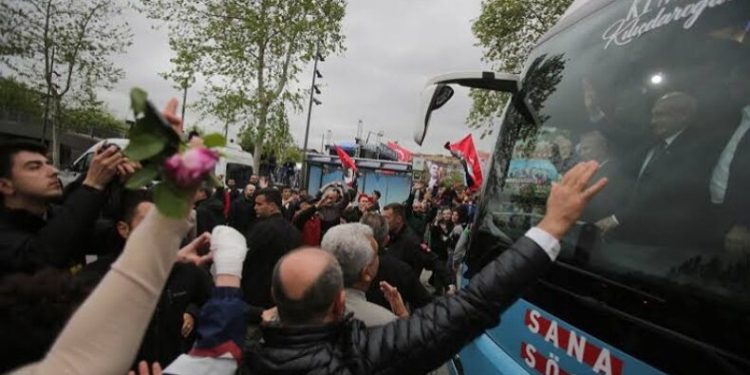 Sakarya’da Kemal Kılıçdaroğlu’nun aracına taşlı saldırı