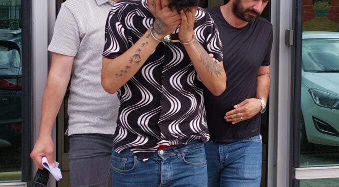 Kafe önünde 2’si kadın 3 kişiyi yakalayan genç tutuklandı