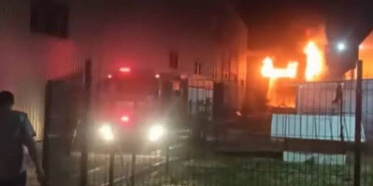 Kauçuk fabrikasında büyük yangın