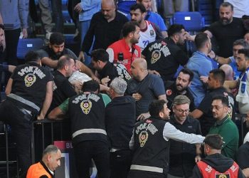 Maç sonrası salon karıştı!