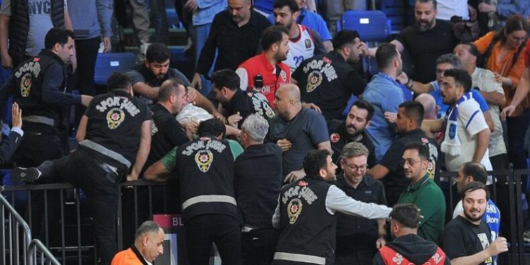 Maç sonrası salon karıştı!