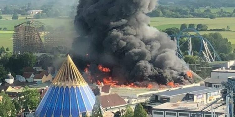 Eğlence merkezinde büyük yangın 25 bin kişi tahliye edildi