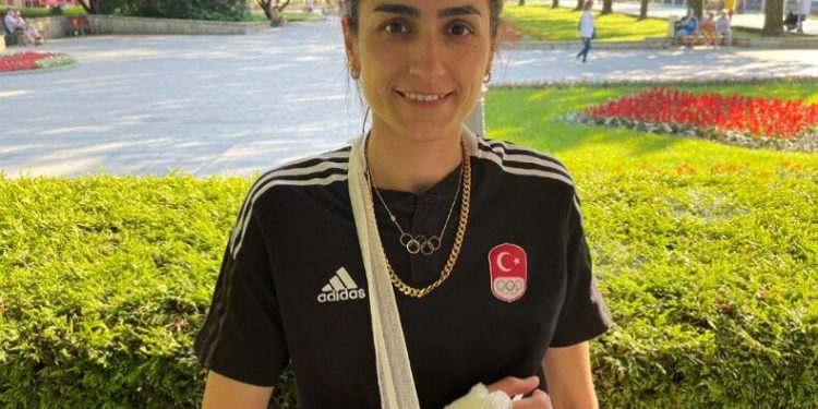 Kırık kolla gelen madalya