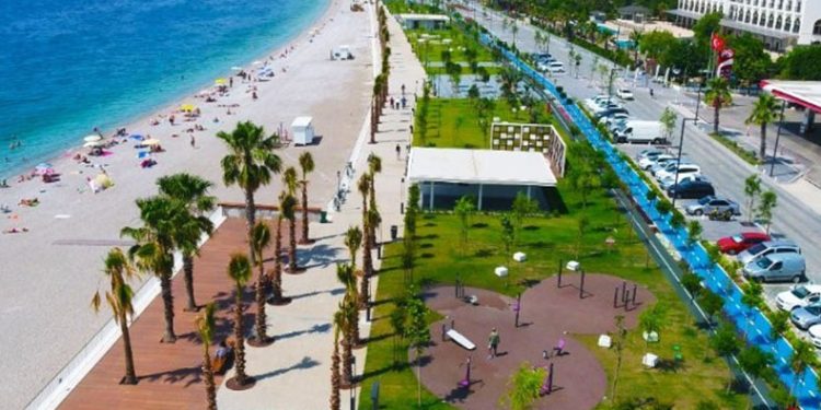 Dünyaca ünlü sahil, tatilci akınına uğradı