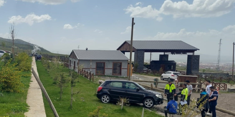 Fren yerine gaza bastı