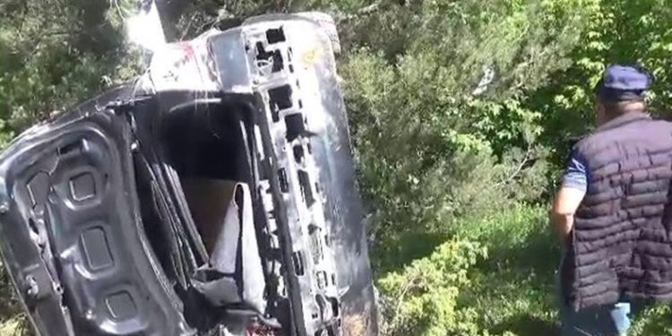 Otomobil şarampole yuvarlandı