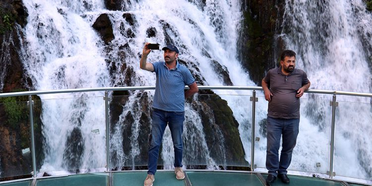 Sıcaktan kaçıp soluğu şelalede aldılar