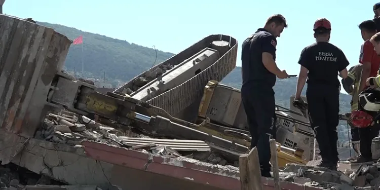 Şantiye alanında ekskavatör devrildi