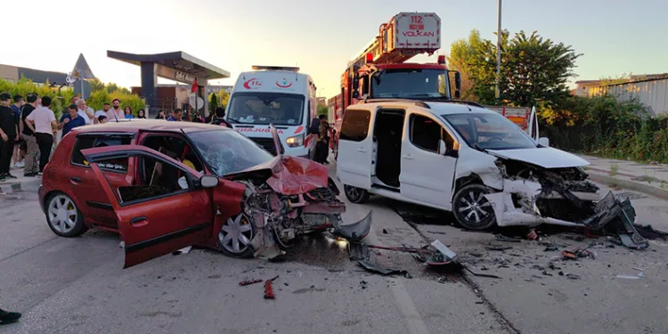 Hafif ticari araç ile otomobil kafa kafaya çarpıştı