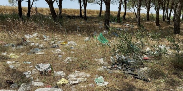 Tatilcilerden geriye kalan çöp yığını