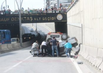 Takla atan otomobilde 2 kişi yaralandı