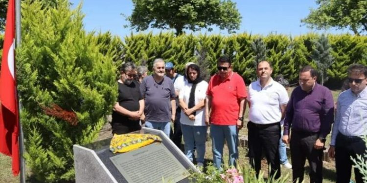 Kabri başında anıldı