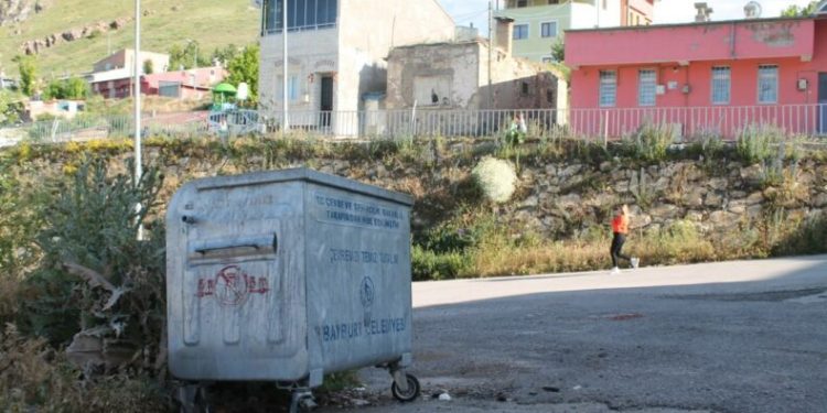 “Çöp canavarı” mahalleli’nin kabusu oldu