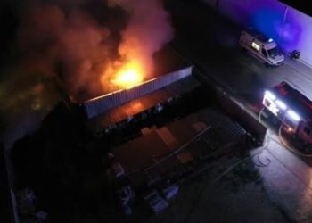 Plastik boru deposunda yangın