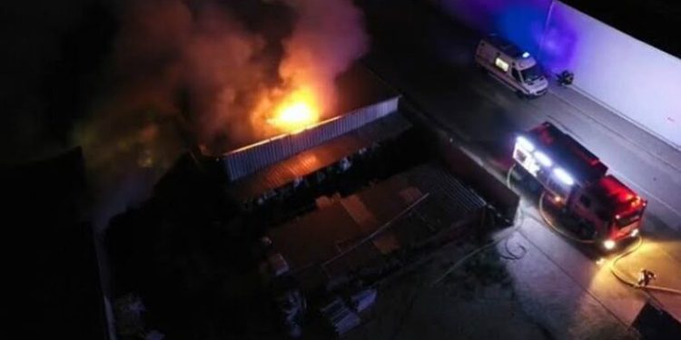 Plastik boru deposunda yangın