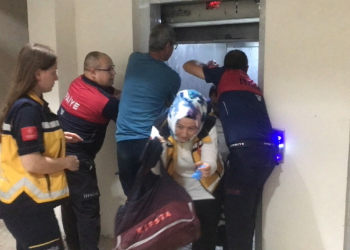 İhbara giderken asansörde kaldılar
